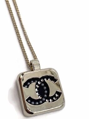 Authentic CHANEL cc logo square pendant necklace with pearl and crystals NEW